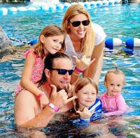 家族でプールを楽しむ広島のエルドレッド（中央）＝２０１６年、ハワイ・ワイキキ