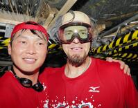 かつらをかぶり、新井貴浩（左）とポーズをとる広島　ブラッド・エルドレッド＝２０１６年