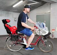 愛車の自転車にまたがり、帰宅する広島のブラッド・エルドレッド＝２０１７年