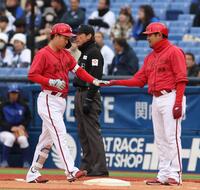 　９回、右前打を放ち三好コーチとタッチをする山足（撮影・佐々木彰尚）