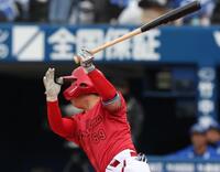 　９回、山足は右前打を放つ（撮影・佐々木彰尚）