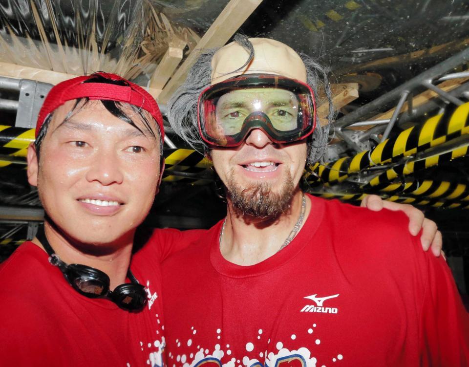 かつらをかぶり、新井貴浩（左）とポーズをとる広島　ブラッド・エルドレッド＝２０１６年