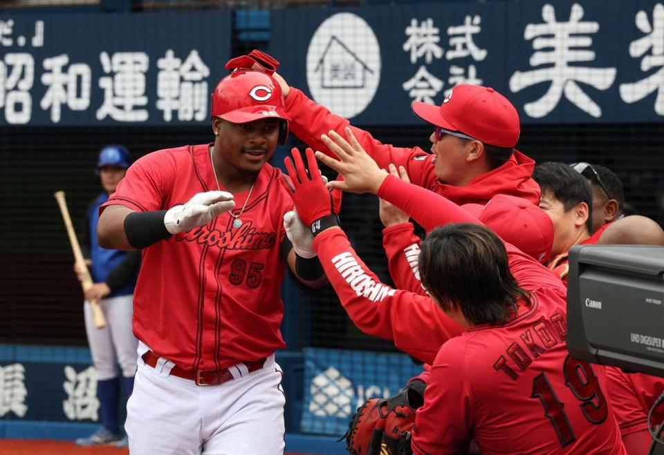 　４回、左越えにソロを放ち、ベンチ前でナインに出迎えられるモンテロ（撮影・佐々木彰尚）