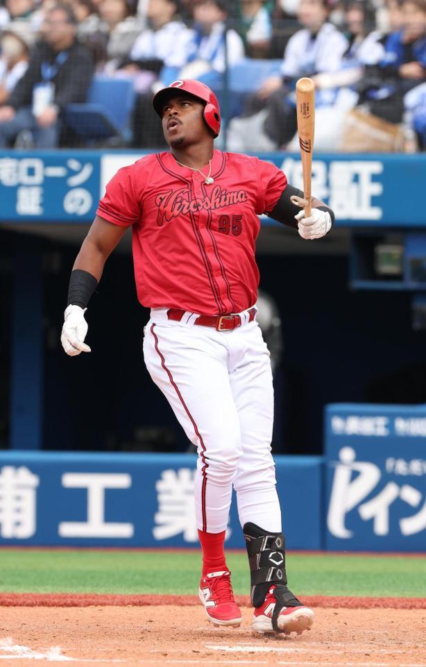 　４回、モンテロは左越えにソロを放つ（撮影・佐々木彰尚）