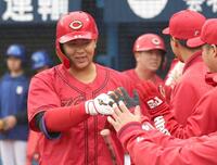 　ナインとタッチを交わす林（撮影・佐々木彰尚）