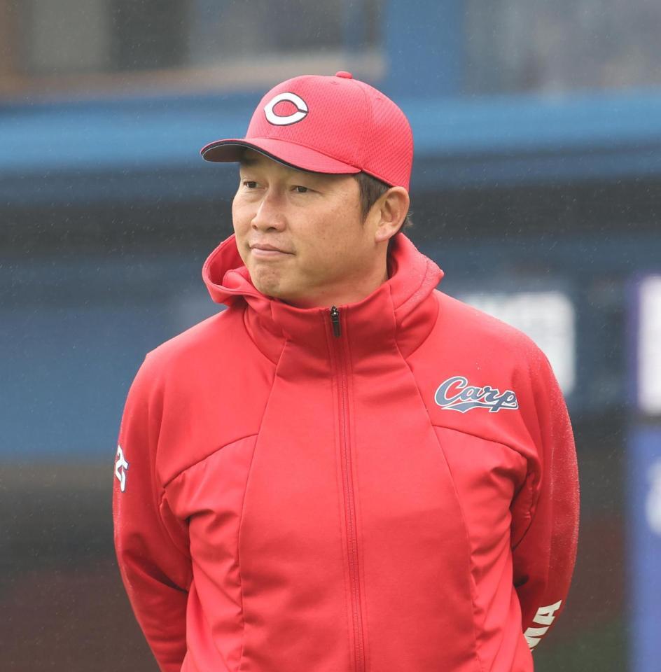 　４回終了時、選手交代を告げた新井監督（撮影・佐々木彰尚）