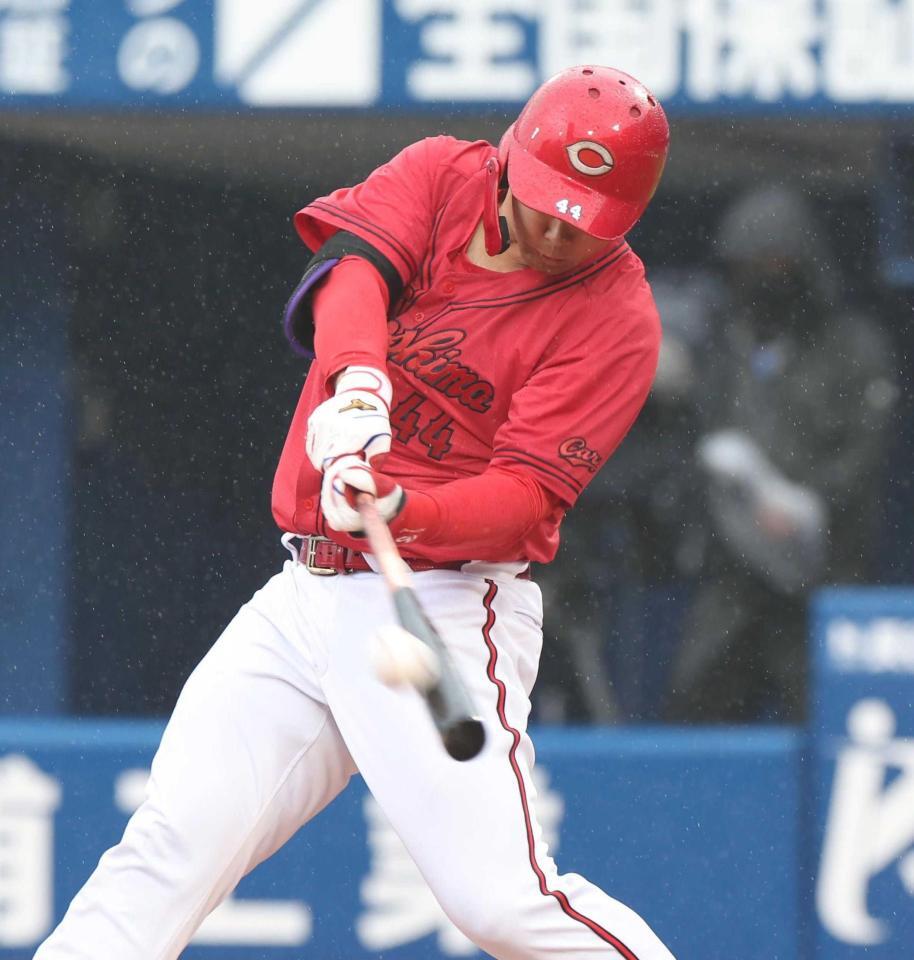 　８回、左越えに２ランを放つ林