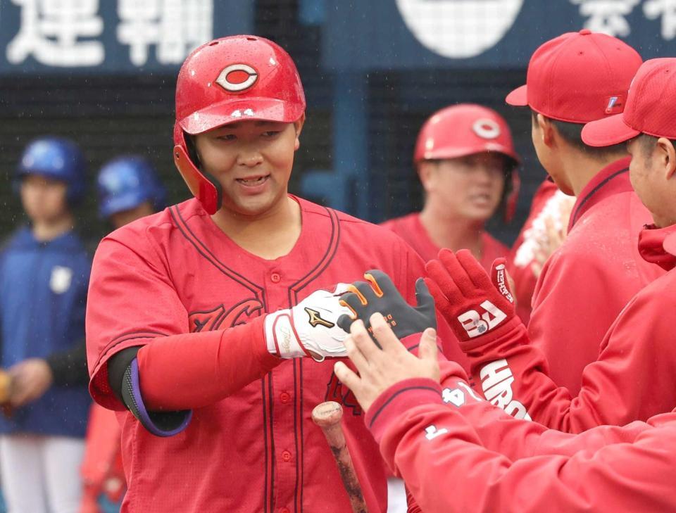 　ナインとタッチを交わす林（撮影・佐々木彰尚）