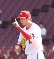 ４回、アウトカウントを確認する森下（撮影・市尻達拡）