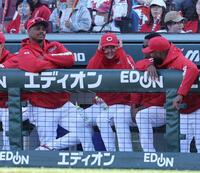 　モンテロ、ファビアンらと話をする森下（撮影・市尻達拡）