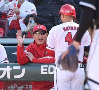 　６回、右中間へソロを放った林を出迎える新井監督（撮影・市尻達拡）