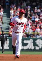 　６回、右中間席へソロを放ち、ダイヤモンドを回る林（撮影・市尻達拡）