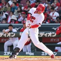 　６回、右中間席へソロを放つ林（撮影・市尻達拡）