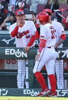 　７回、左越えソロを放った菊池を出迎える林（撮影・市尻達拡）