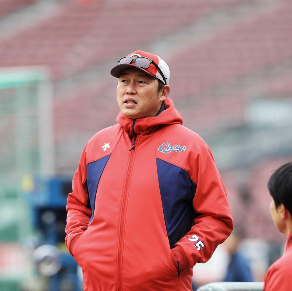 　球団スタッフと話をする新井監督（撮影・市尻達拡）