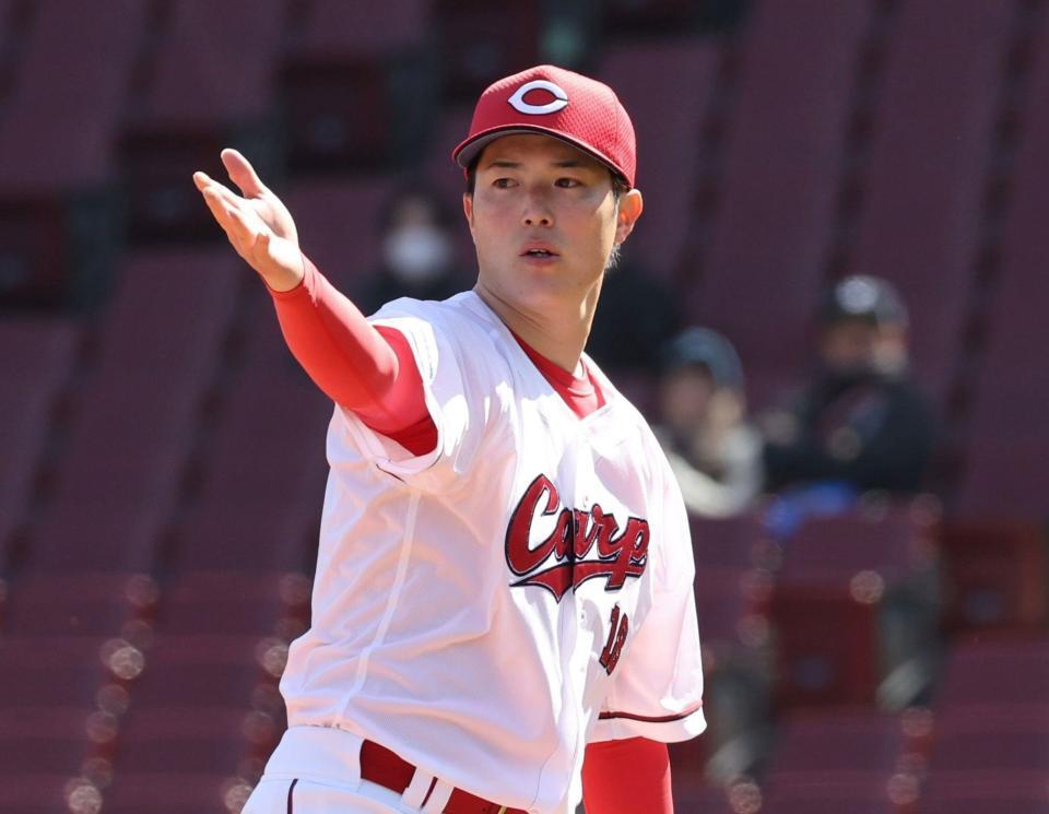 　１回、三塁塁審にハーフスイングを確認する森下（撮影・市尻達拡）