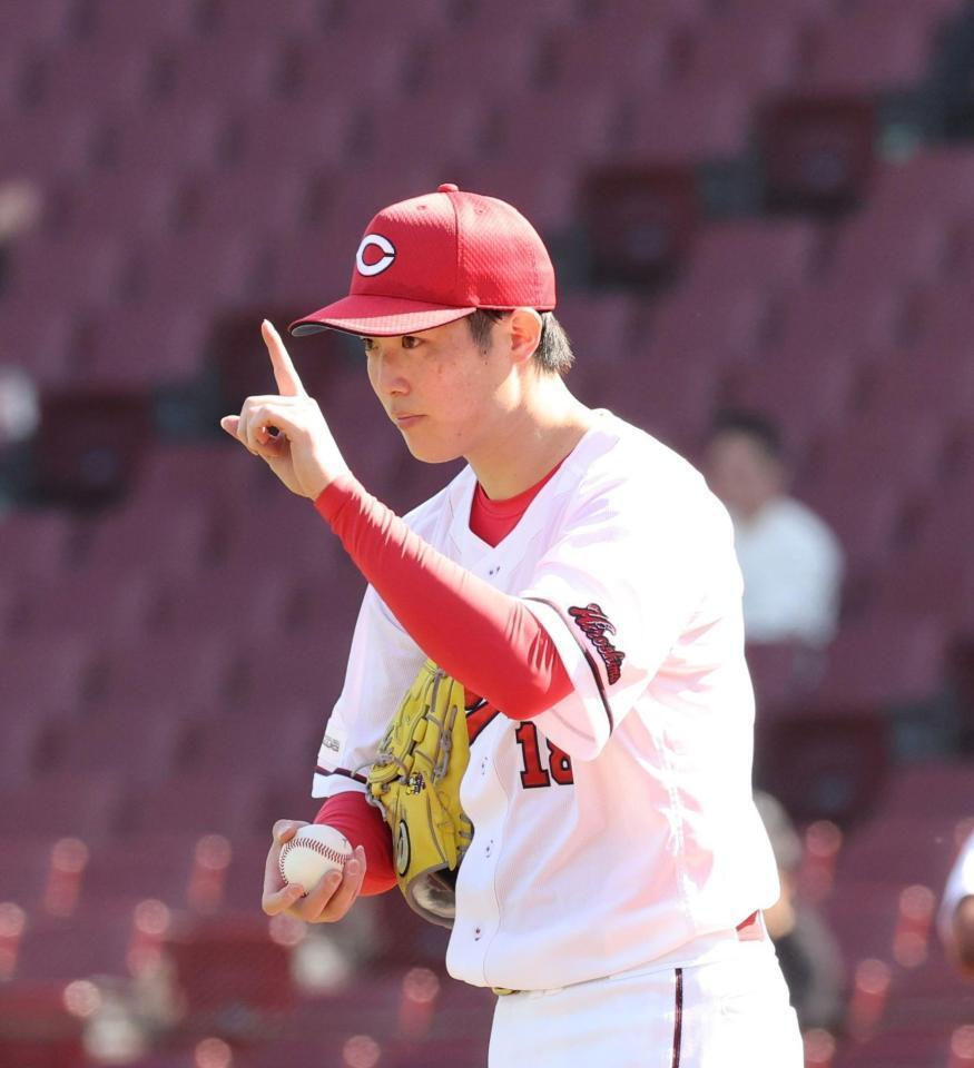 ４回、アウトカウントを確認する森下（撮影・市尻達拡）