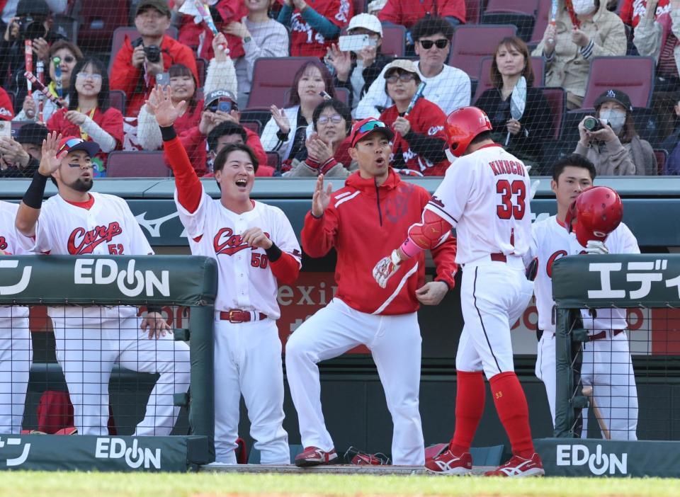 　７回、左越えソロを放った菊池を出迎える秋山ら（撮影・市尻達拡）