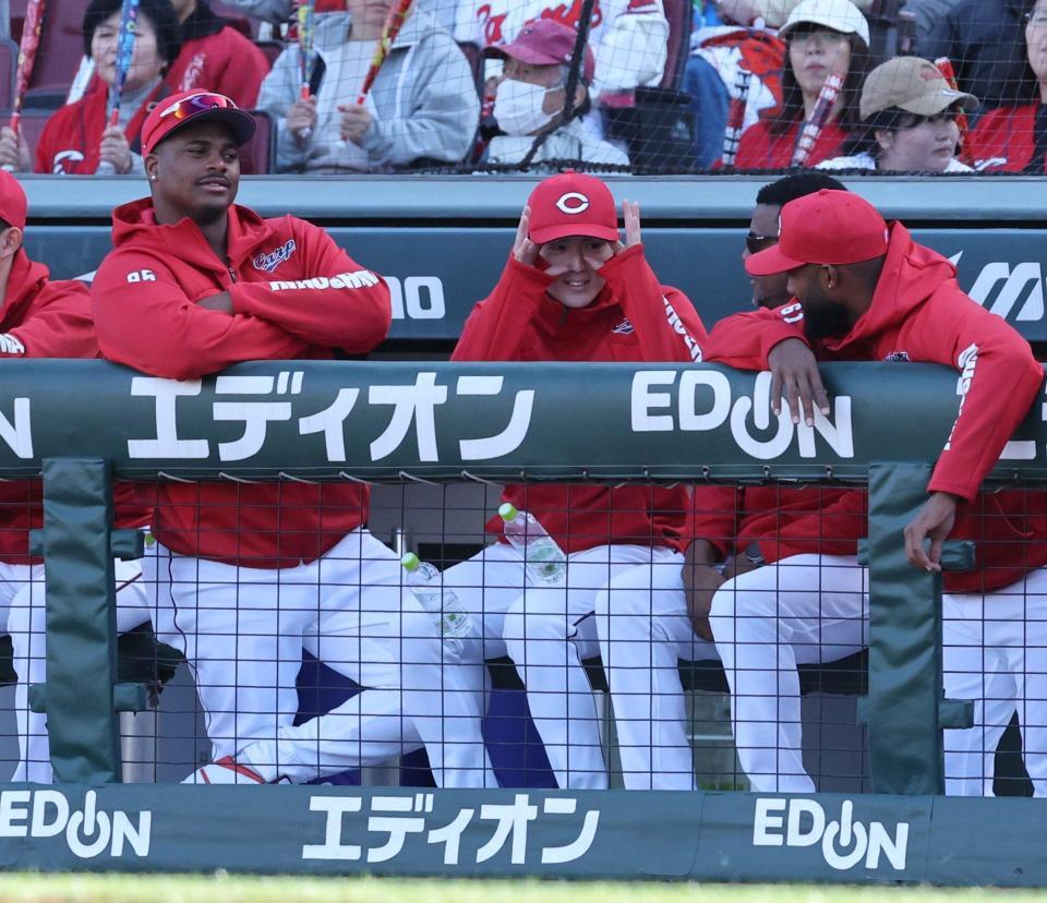 　モンテロ、ファビアンらと話をする森下（撮影・市尻達拡）