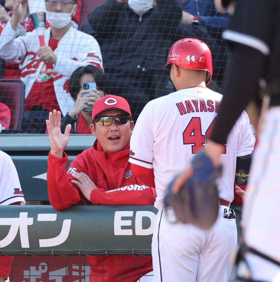 ６回、右中間席へソロを放った林晃汰を出迎える新井貴浩監督（１４日）