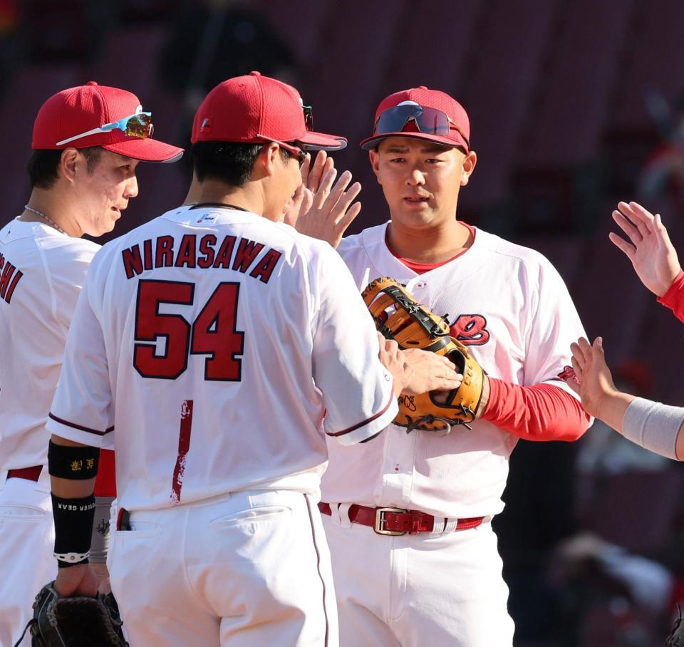 　勝利で終え、チームメートとタッチを交わす林（撮影・市尻達拡）