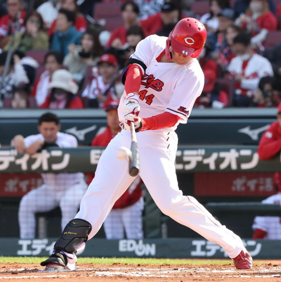 　６回、右中間席へソロを放つ林（撮影・市尻達拡）