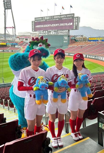 　今季のホームランガールを務める（左から）柏田光々美さん、高盛葵さん 、坂本有希奈さん（撮影・高橋涼太朗）