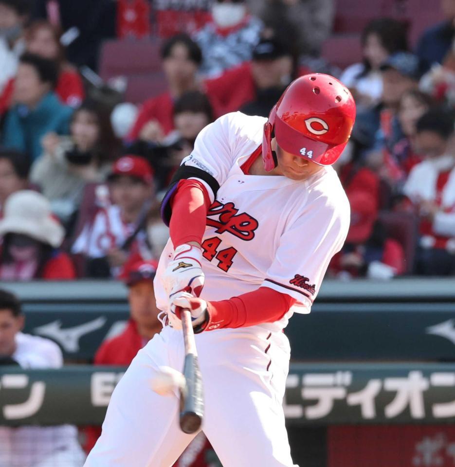 　６回、右中間席へ本塁打を放つ林晃汰（撮影・市尻達拡）