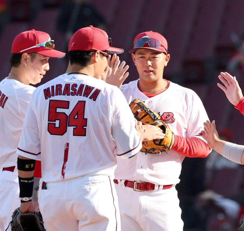 　勝利で終え、チームメートとタッチを交わす林（右）＝撮影・市尻達拡