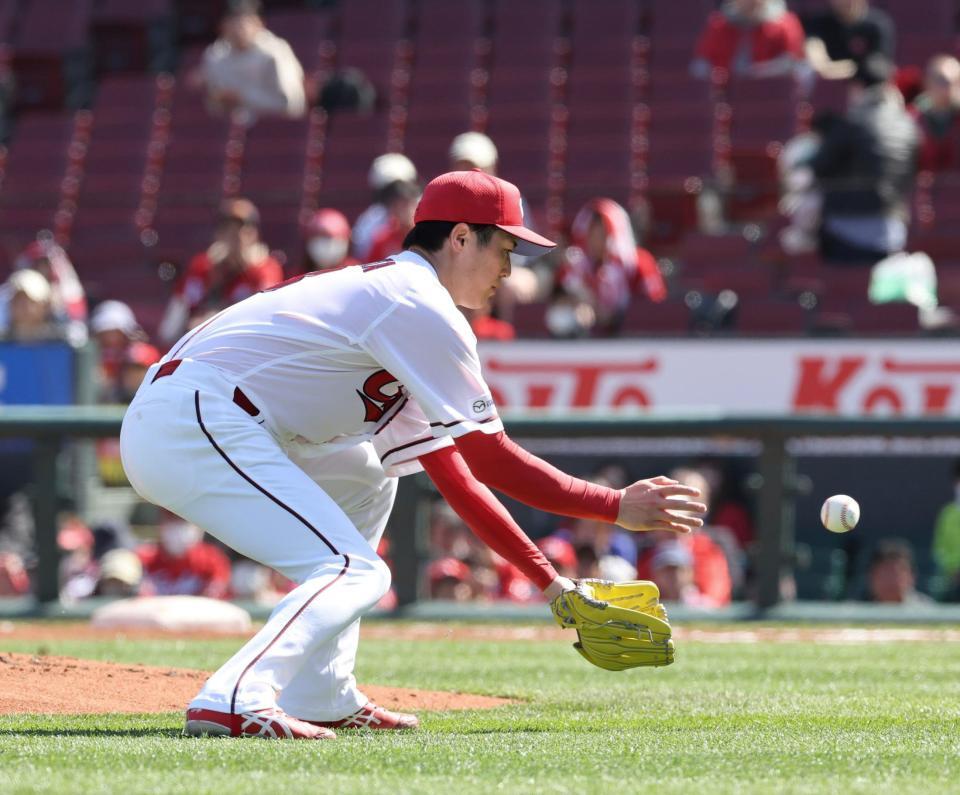 　２回、高部の投ゴロを処理する森下（撮影・市尻達拡）