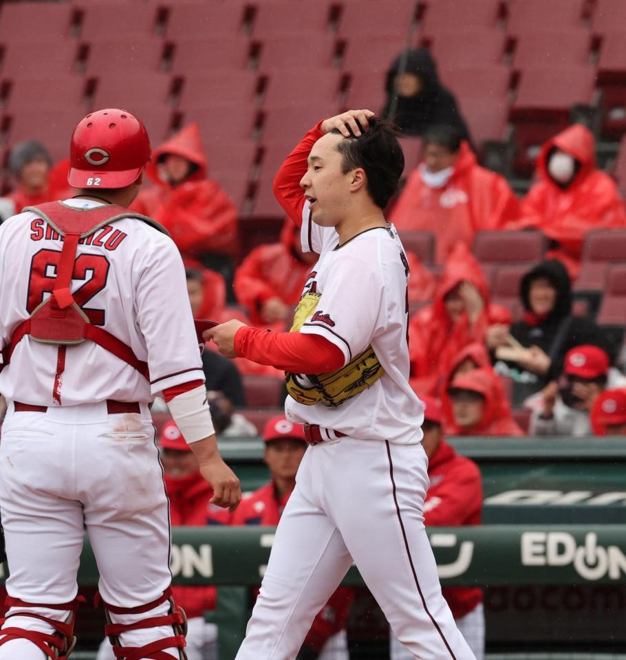 　２回、石川に適時三塁打を浴びる佐藤柳（撮影・市尻達拡）