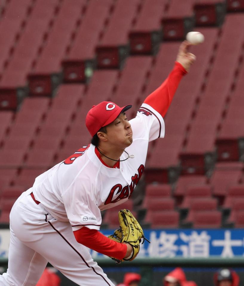 　先発し力投する佐藤柳（撮影・市尻達拡）