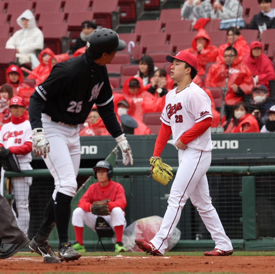 　１回、西川に左前タイムリーを許し、岡の生還を許す佐藤柳（撮影・市尻達拡）