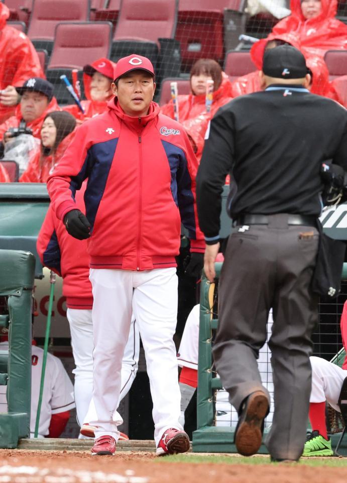 　選手交代を告げる新井監督（撮影・市尻達拡）