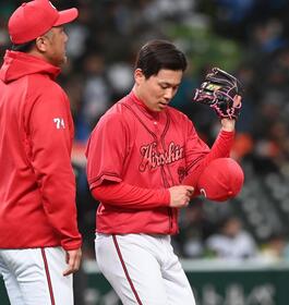 　８回、西武打線に打ち込まれ２点を奪われガックリの栗林（撮影・園田高夫）