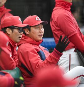 　藤井ヘッドコーチ（左）と話し込む新井監督（撮影・園田高夫）