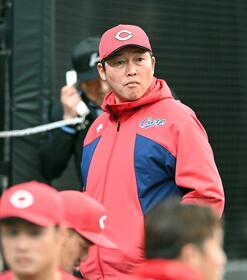 　２戦連続完封負けに険しい表情を見せる新井監督（撮影・園田高夫）　