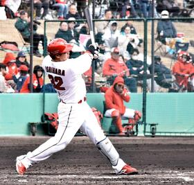 　３回、石原は右中間への適時二塁打を放つ