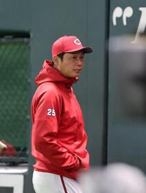　選手交代を告げ、ベンチに戻る新井監督（撮影・市尻達拡）