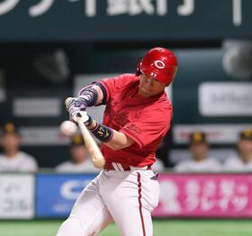 　１回、左越え二塁打を放つ野間（撮影・市尻達拡）