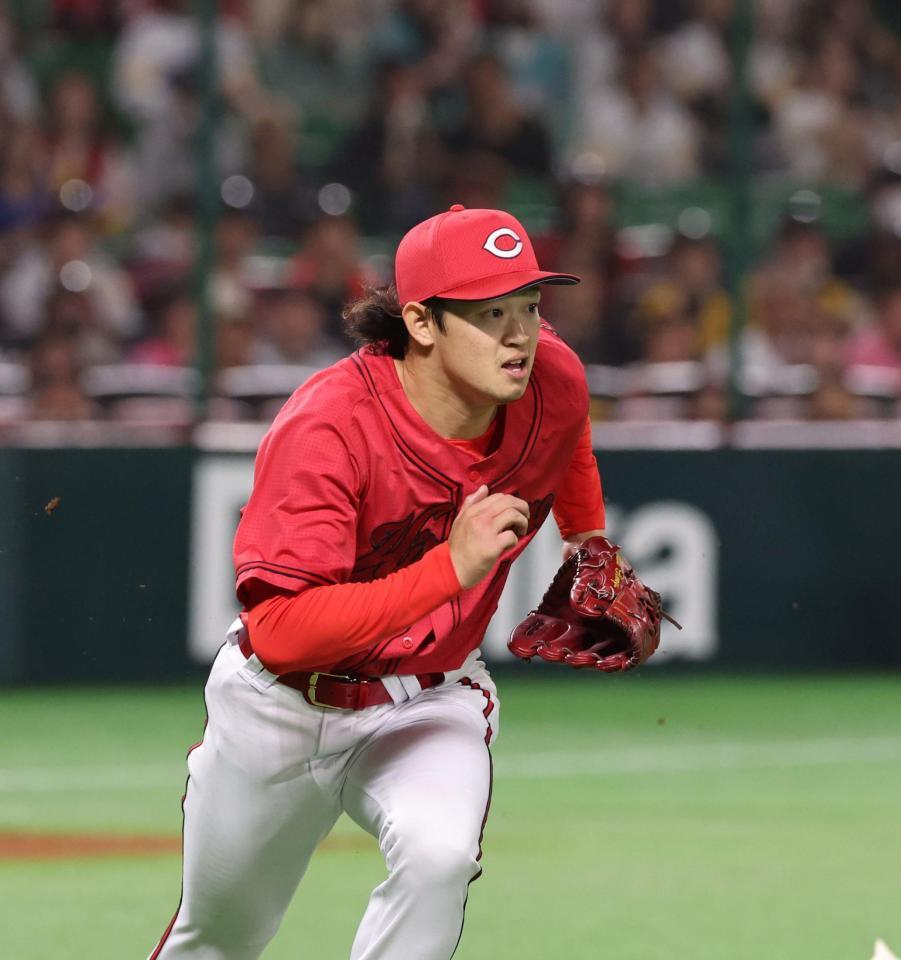 　２回、牧原大の一ゴロに、マウンドを駆け降りる鈴木（撮影・市尻達拡）