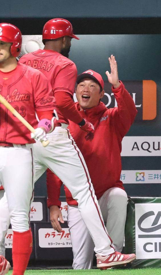 　４回、左越え２ランを放ったファビアンを、笑顔で迎える新井監督（撮影・市尻達拡）