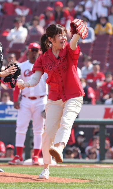 広島の人気アナウンサー・RCC田村友里アナが始球式に登場 場内