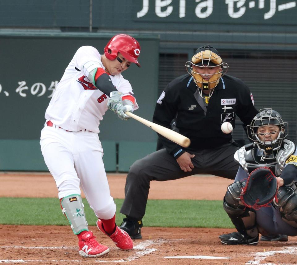 　４回、中前打を放つ小園（撮影・中田匡峻）