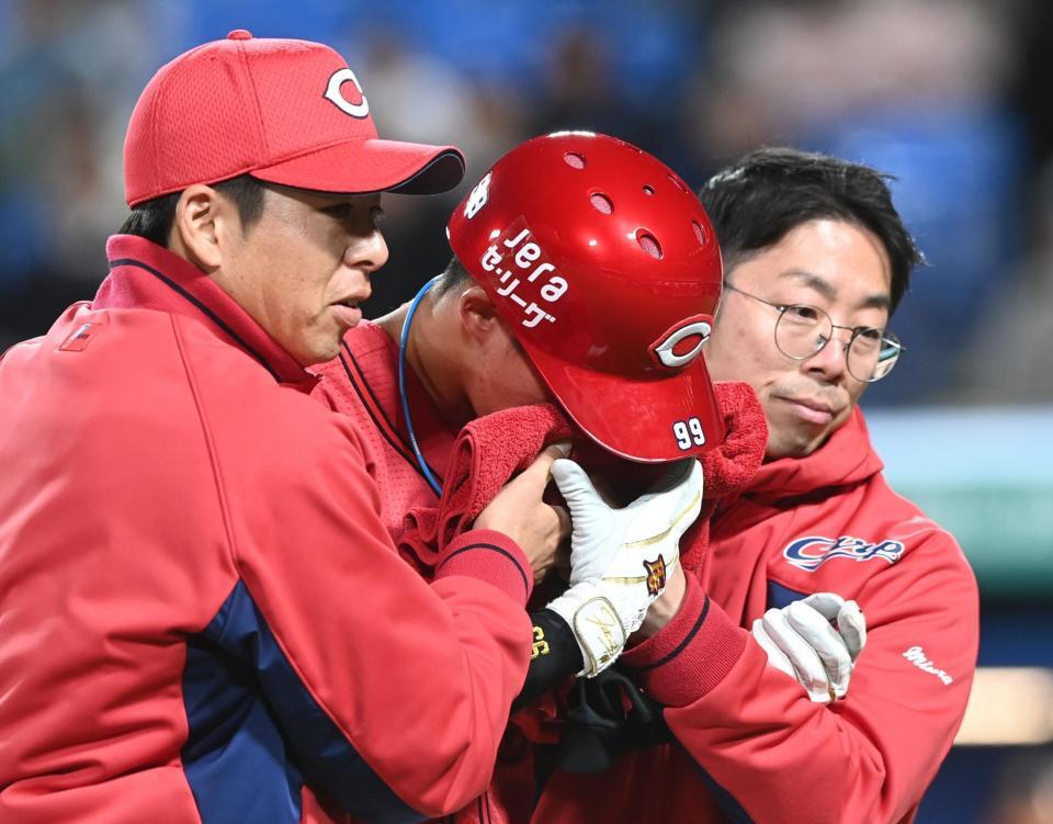 バントファウル顔面直撃で負傷交代の広島・二俣 新井監督が状況
