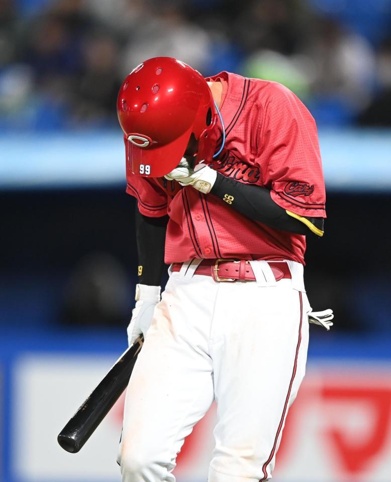 １０回、ファウルを顔に当てうつむく二俣（撮影・園田高夫）