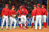 　４回、追加点を許した先発の玉村（左から２人目）のもとに集まる広島ナイン