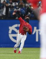 　７回、長岡の中前打を処理し本塁へ好返球を見せる二俣（撮影・園田高夫）