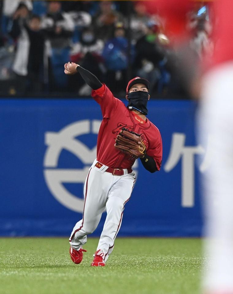 　７回、長岡の中前打を処理し本塁へ好返球を見せる二俣（撮影・園田高夫）