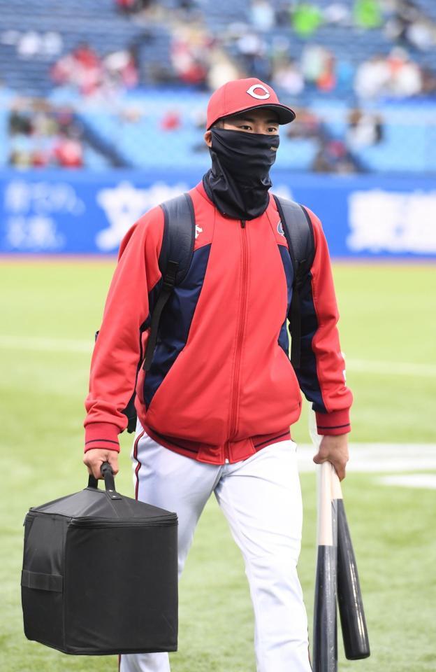 　フェイスガードをして球場入りした二俣（撮影・園田高夫）